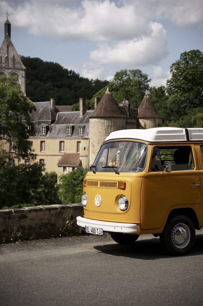 Un combi aménagé jaune dans le village de Gargilesse dans l'Indre