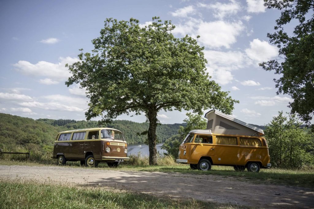 Vans aménagé et combiné rétro durant un road trip en vallée de la Creuse