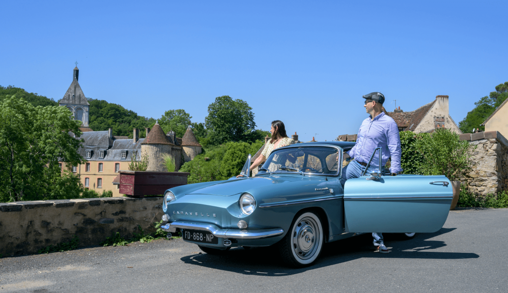 Un couple à Gargilesse durant un rallye touristique en voiture ancienne